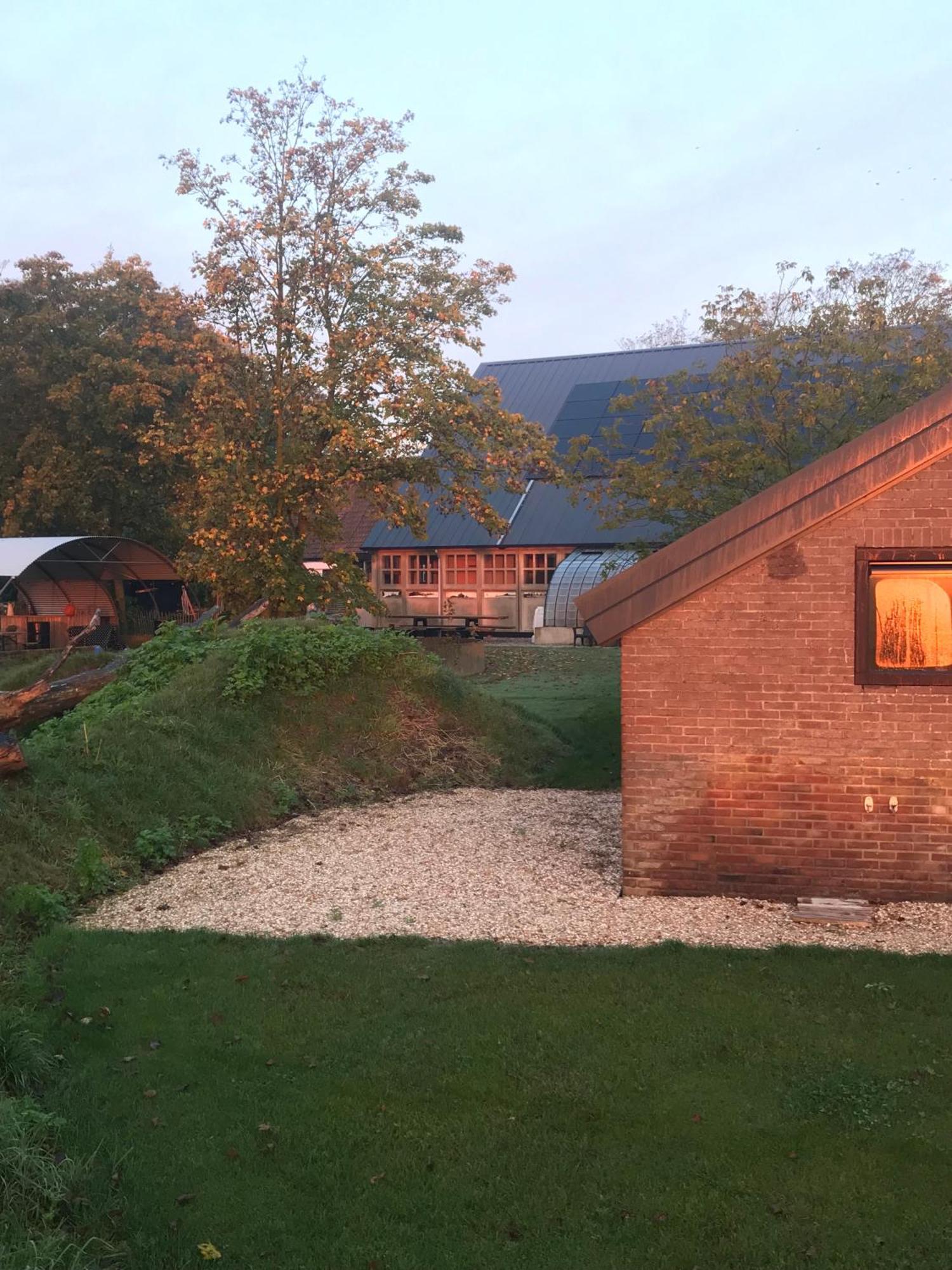 Bed En Brood In De Kapschuur - Boerderij De Zuiderkrib Acomodação com café da manhã Kraggenburg Exterior foto
