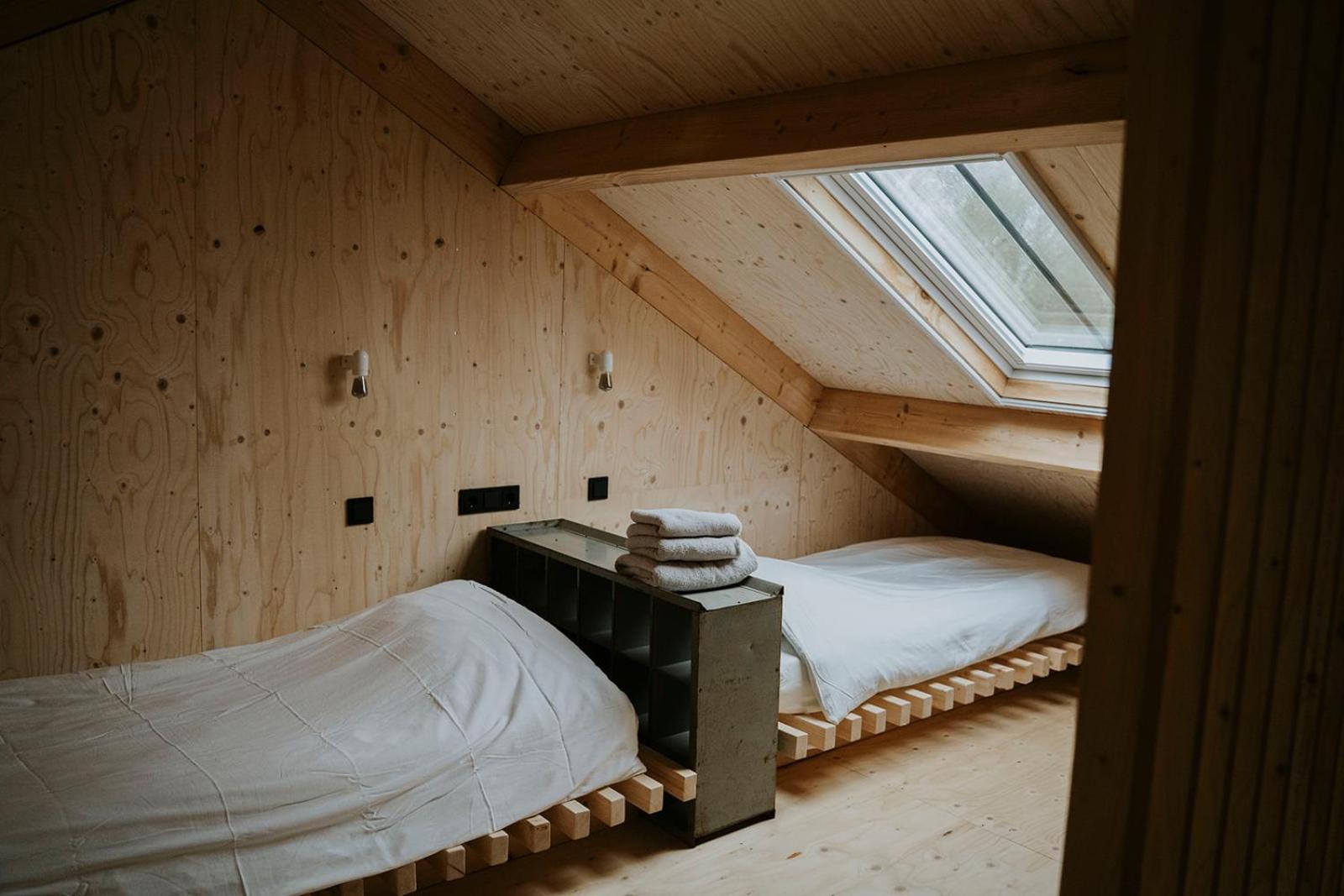 Bed En Brood In De Kapschuur - Boerderij De Zuiderkrib Acomodação com café da manhã Kraggenburg Exterior foto